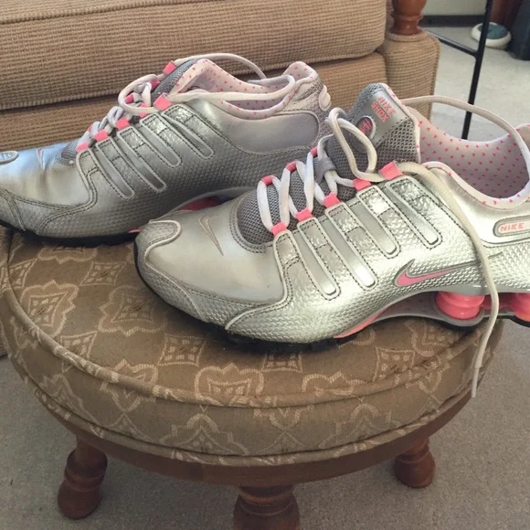 Nike Women's Silver and Pink Shox Shoes - Picture 3 of 5
